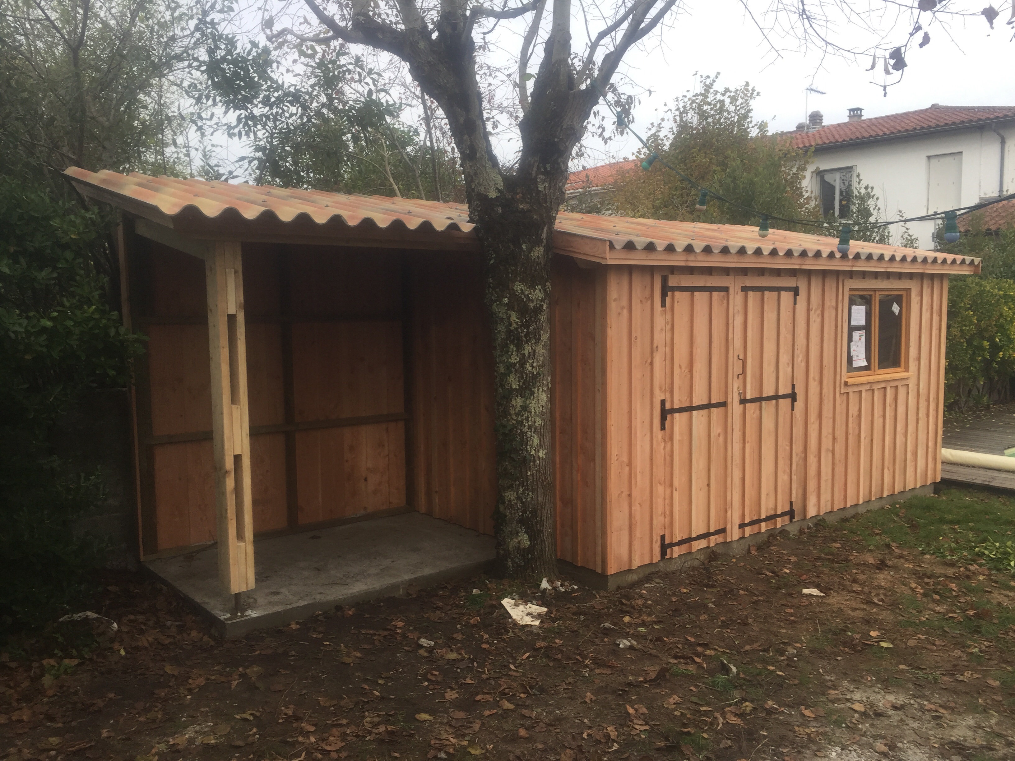 Abri de jardin en bois Douglas fabriqué sur-mesure et installé aujourd’hui sur la commune de Talence