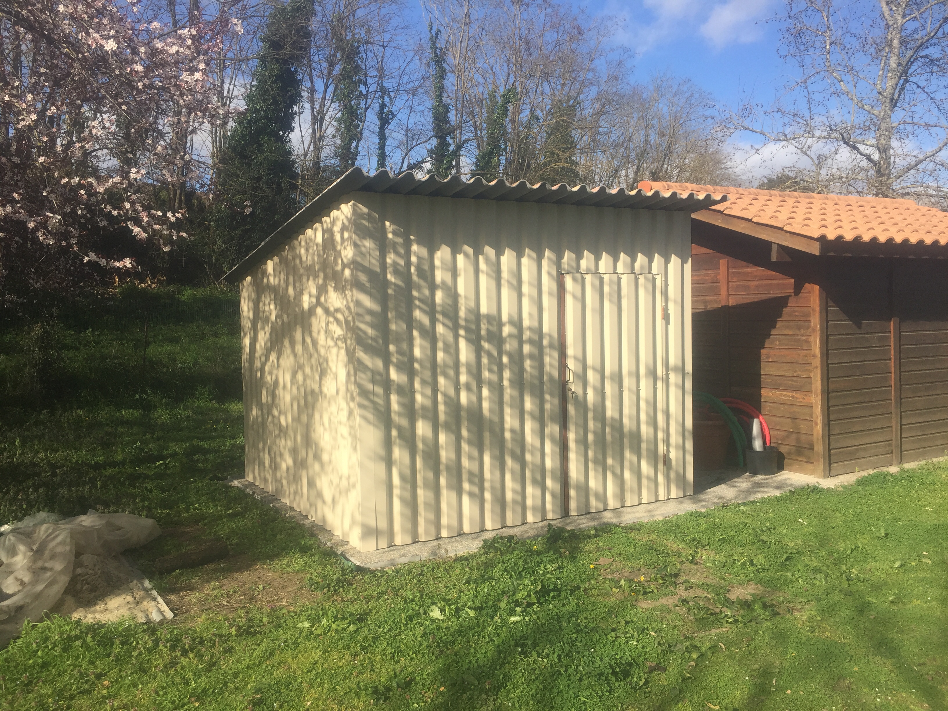 Abri de 3m x 3m en tôle installé sur la commune de Bruges