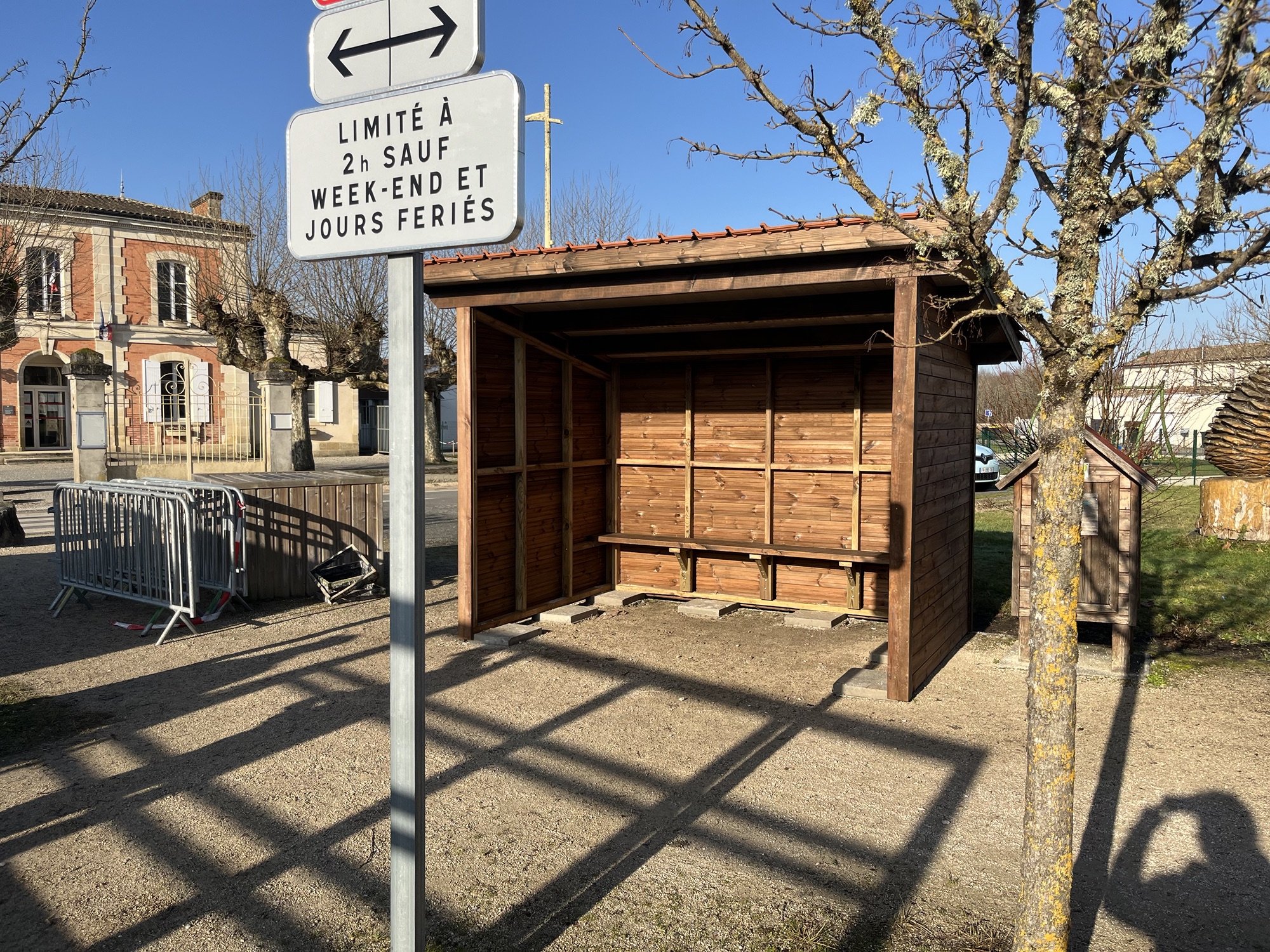 Nous sommes fier et heureux d’avoir fait don de la fabrication et installation d’un abri bus pour le transport scolaire pour les enfants de notre commune de Salaunes